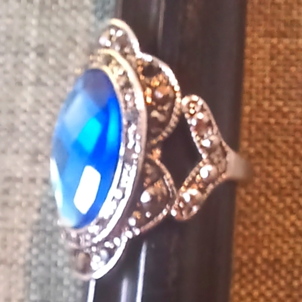 Faux Blue Crystal Silvertone Ring - Pre-loved (Sz 7.5)